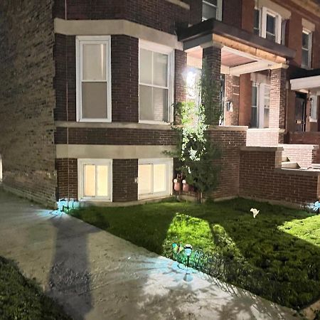 Simplified Living Space Chicago Exterior photo