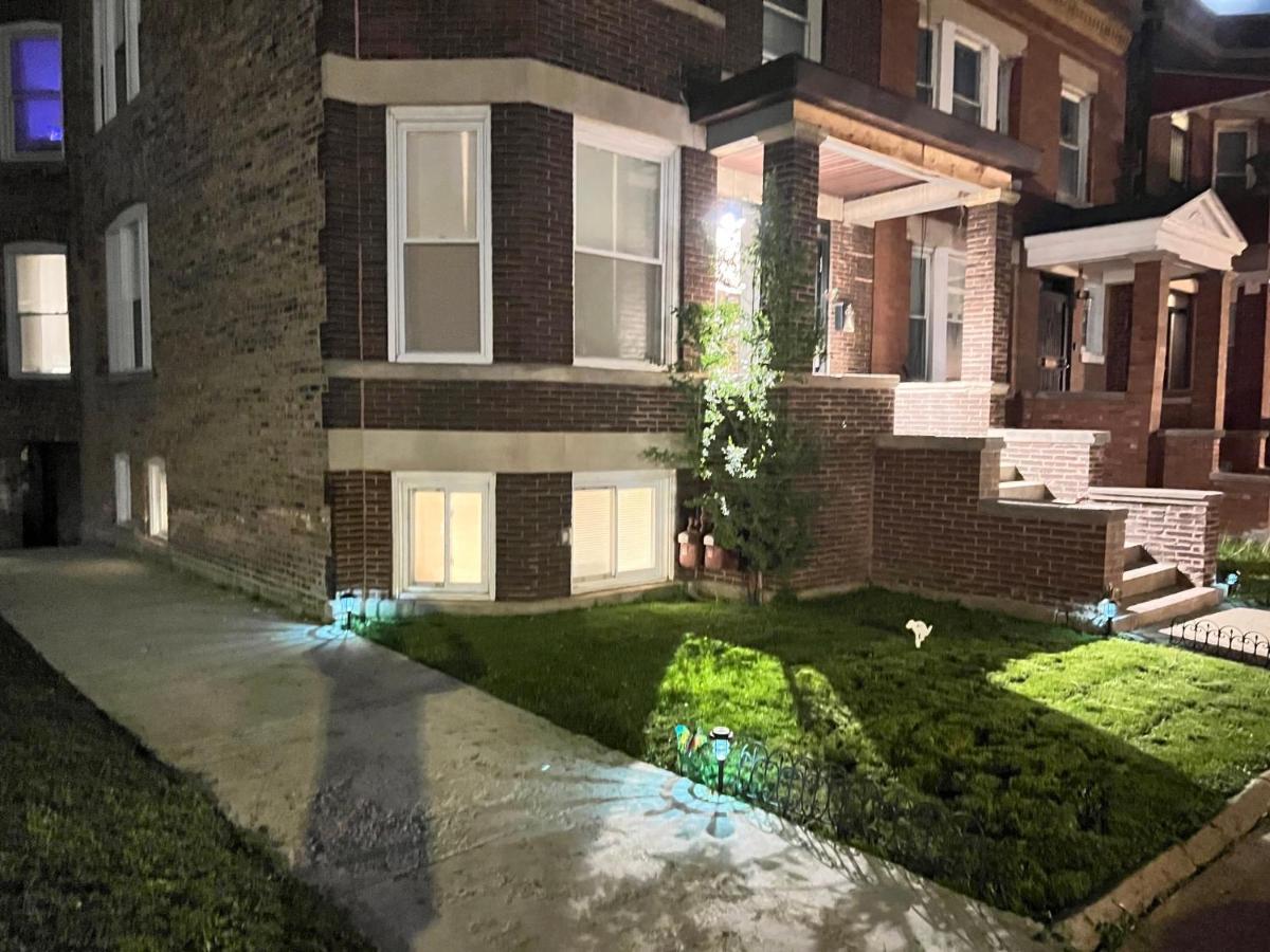 Simplified Living Space Chicago Exterior photo