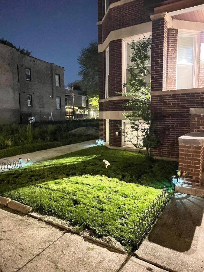 Simplified Living Space Chicago Exterior photo